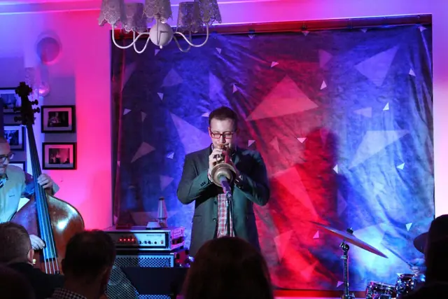 Maciej Fortuna Trio na scenie Jazz Club Papaja
