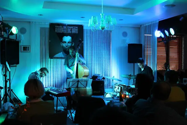 Paweł Kaczmarczyk na scenie Jazz Club Papaja