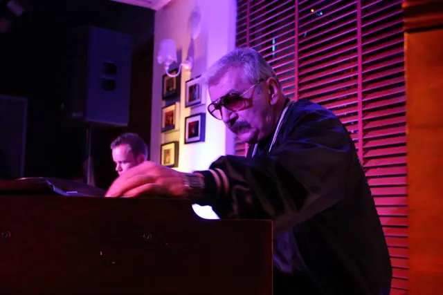 Wojciech Karolak na scenie Jazz Club Papaja