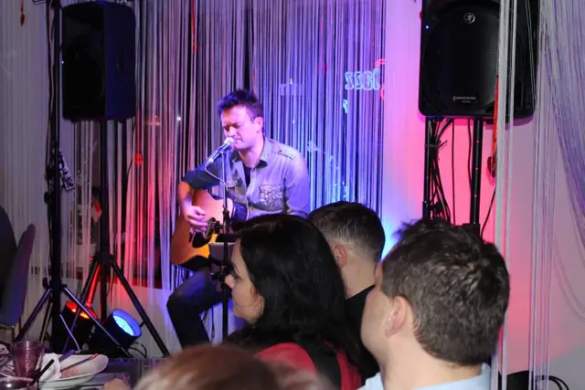 Piotr Karpienia na scenie Jazz Club Papaja