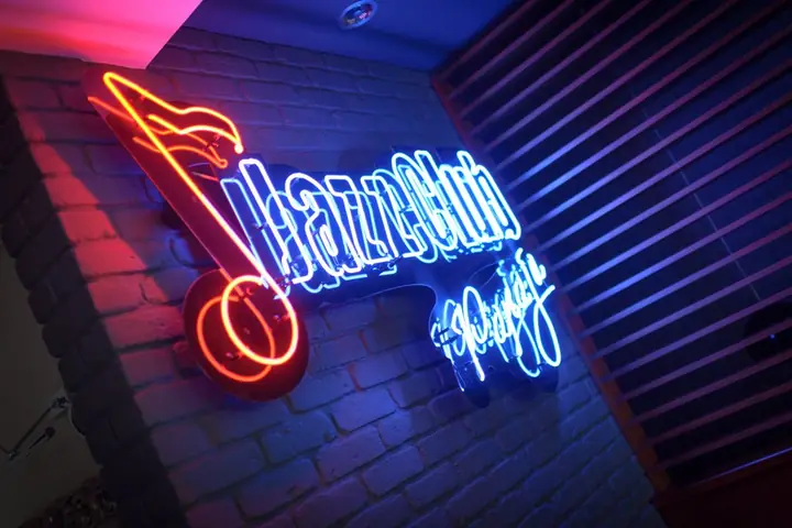 Neon Jazz Club Papaja na ceglanej ścianie
