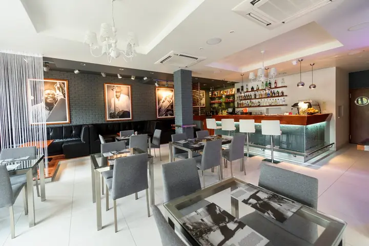 Jasna sala i bar Jazz Club Papaja za dnia