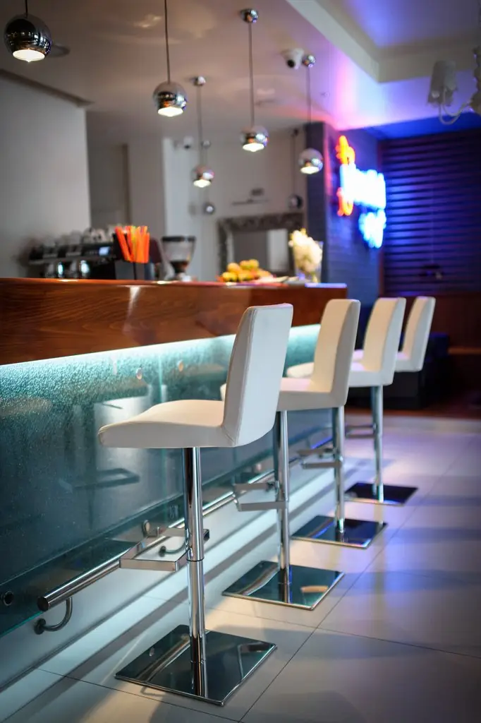 Bar z wysokimi hokerami