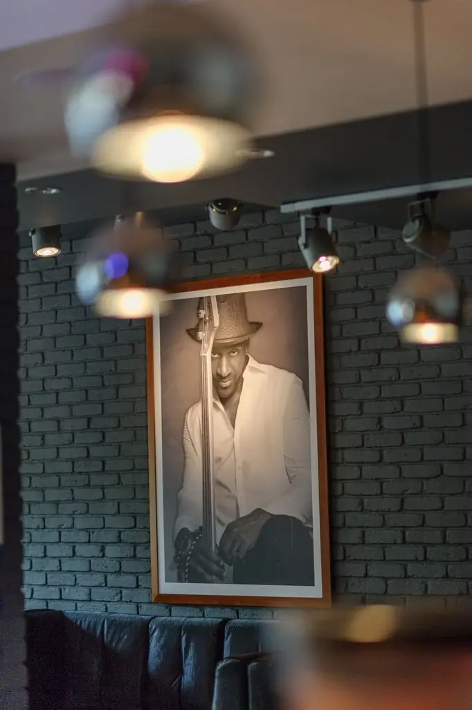 Portret legendy jazzu na ścianie