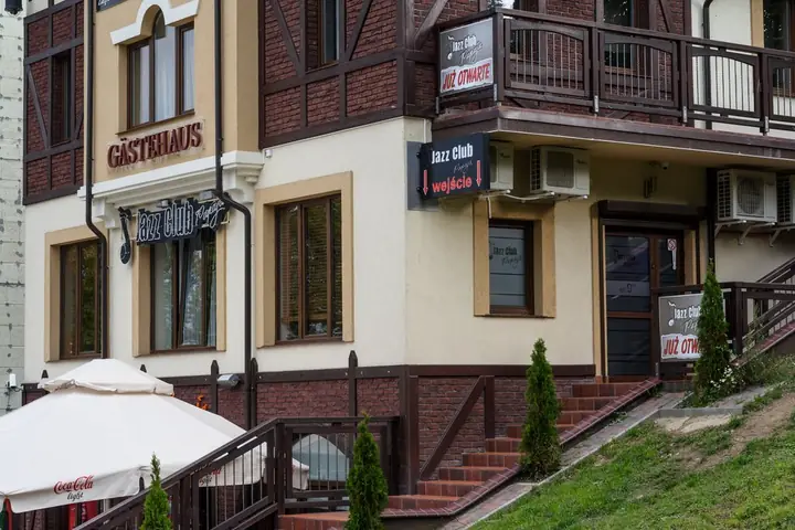 Budynek przy ul. Pułaskiego 26 z ogródkiem